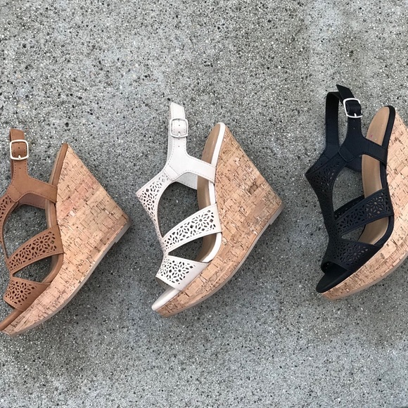 1 Left! Delicious Tan Cork Platform Wedge Sandal - Picture 4 of 8